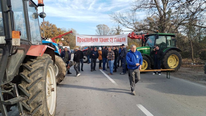 Saobraćaj blokiran, poljoprivrednici odlaze na pregovore 